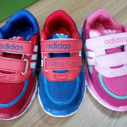 Giày thể thao trẻ em Adidas